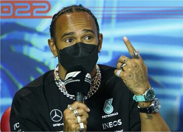 Lewis Hamilton reta a la FIA al rechazar la regla sobre los piercings
