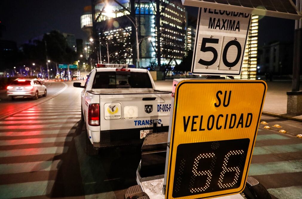 Velocidades mayores a 50 kilómetros por hora se registran en vehículos que circulan sobre Paseo de la Reforma, a pesar de que esté prohibido en el Reglamento de Tránsito de la Ciudad de México. 