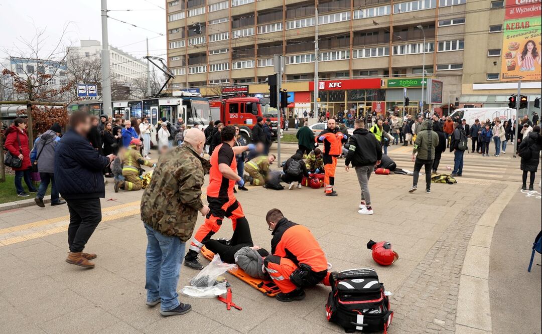 Según la investigación preliminar, el automóvil circuló a gran velocidad, arrolló a la multitud de peatones en el centro de Szczecin y después chocó contra otros tres vehículos. Foto: EFE