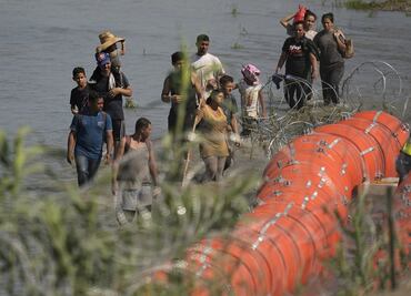 ¿Cómo ha sido la confrontación entre el gobierno de Texas y la administración Biden por migración?