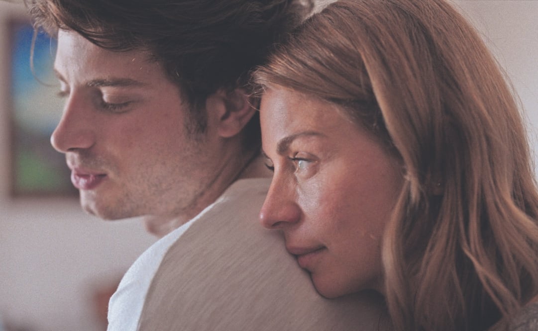 Paleta da vida a Carmen, una madre que reconecta con su hijo después de que éste fallece. Foto: de  Bruja Azul, Calouma Films