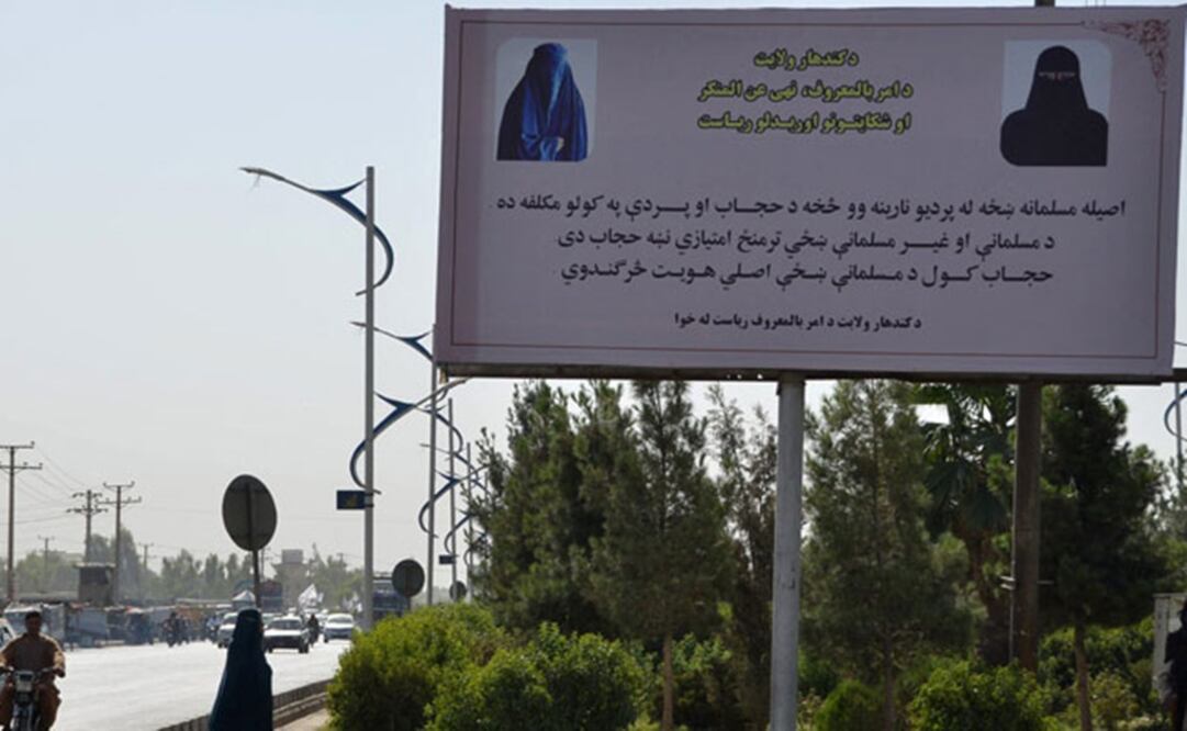 Los carteles con la advertencia fueron instalados por la policía religiosa en distintos puntos de Kandahar. Foto: AFP