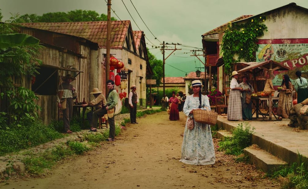 Las fachadas ceden al paso de los años y anticipan la decadencia. Foto: Netflix