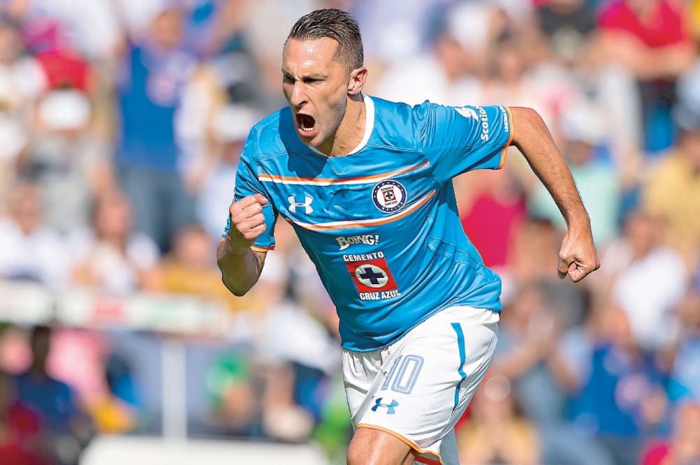 Christian Giménez hizo efectivos dos penaltis, con los cuales los Cementeros vencieron a los auriazules y recuperaron terreno en la tabla general, además de romper la racha de cinco partidos sin ganar (ERNESTO PEREZ M. IMAGO7)