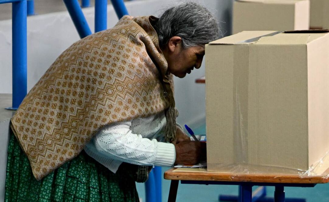 Una mujer vota en un colegio electoral durante las elecciones presidenciales en La Paz, el 17 de agosto de 2025. Los bolivianos acuden a las urnas el domingo para unas elecciones marcadas por una profunda crisis económica que ha visto a la izquierda colapsar y a la derecha aspirar a su primera oportunidad de poder en 20 años. Foto: AFP