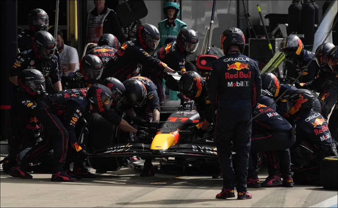CHECO PÉREZ CAYÓ AL ÚLTIMO PUESTO TRAS EL REINICIO DE LA CARRERA EN SILVERSTONE - FOTO: AP