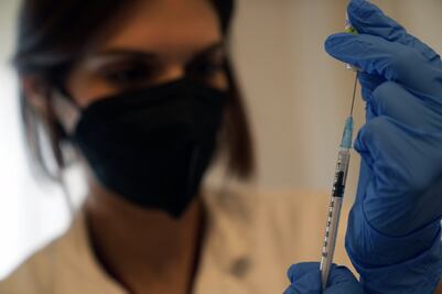 Pese a ómicron, las vacunas aún evitan en 90% hospitalizaciones y muertes por Covid