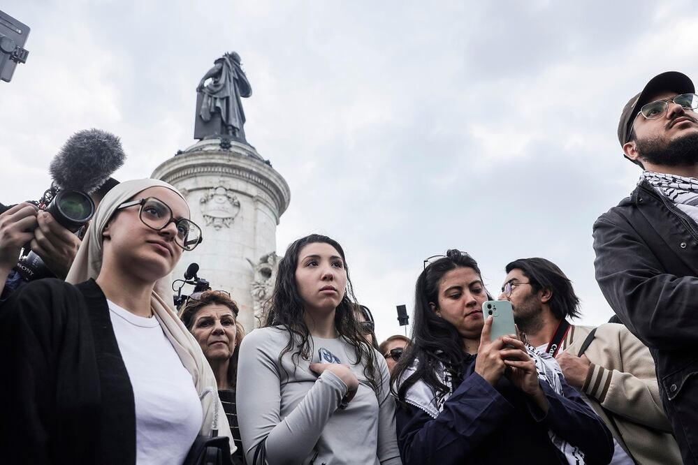 Varias personas participan en una concentración contra la islamofobia tras el apuñalamiento mortal de un hombre en una mezquita del sur del país, en París. FOTO: EFE