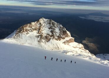 Llega a la cumbre de la montaña más alta de México