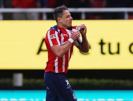 Chicharito Hernández vuelve a anotar con Chivas y corta racha de ocho meses sin hacerlo en Liga MX