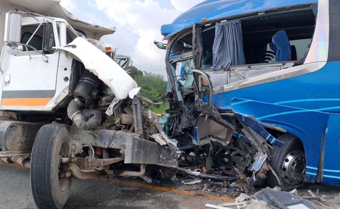 Choque de un camión de pasajeros y uno tipo volteo en Mapastepec, Chiapas
(07/09/26)
Foto: Especial.