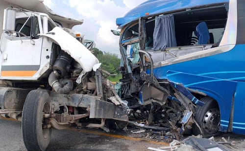 Choque entre camiones deja un muerto y 19 heridos en Mapastepec, Chiapas; tráfico se vuelve lento