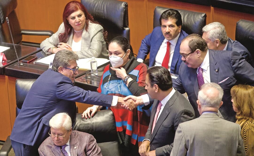 Senadores de Morena y priistas —Ricardo Monreal y Jorge Carlos Ramírez se dan la mano— se aliaron para lograr aprobar la reforma que amplía el plazo para que las Fuerzas Armadas ejerzan labores de seguridad pública. PAN y MC rechazaron la medida.