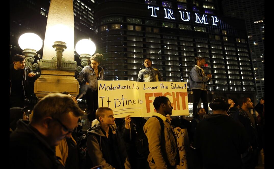 En la segunda noche de protestas contra la victoria de Donald Trump en la elección presidencial manifestantes se reúnen en ciudades de EU como Washington, Chicago, Baltimore, Boston, San Diego y Los Ángeles. (Foto: AP)