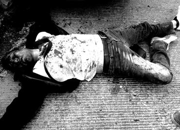 Ladrón asalta cocina económica y mata a un comensal; vecinos de Tecámac lo persiguen y lo linchan