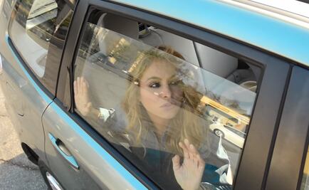 En campaña "asfixian" a Paulina Rubio dentro de una camioneta