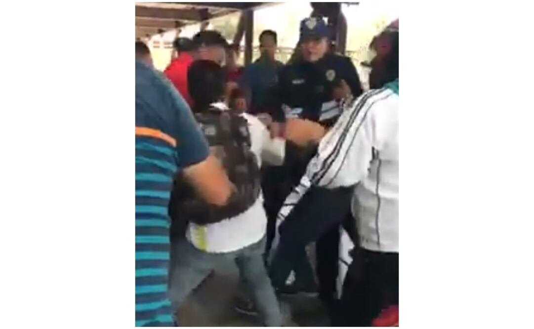 La multitud rebasó a los uniformados y mujeres y hombres golpearon al sujeto hasta quitarle la sudadera y playera.(Fotografía: Tomada de video )