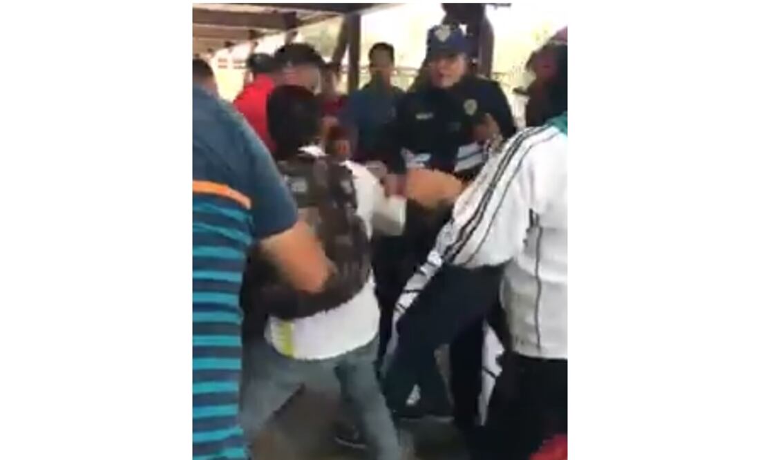 La multitud rebasó a los uniformados y mujeres y hombres golpearon al sujeto hasta quitarle la sudadera y playera.(Fotografía: Tomada de video )