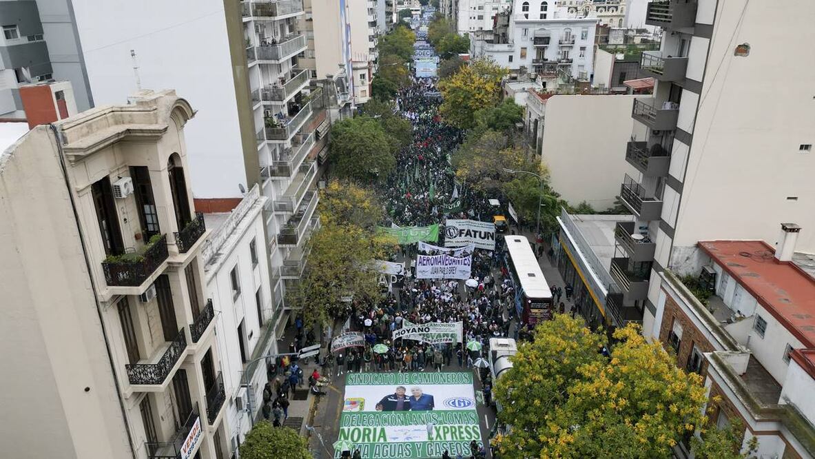 Manifestantes marchan en el Día Internacional de los Trabajadores en Buenos Aires, Argentina. Foto: AP