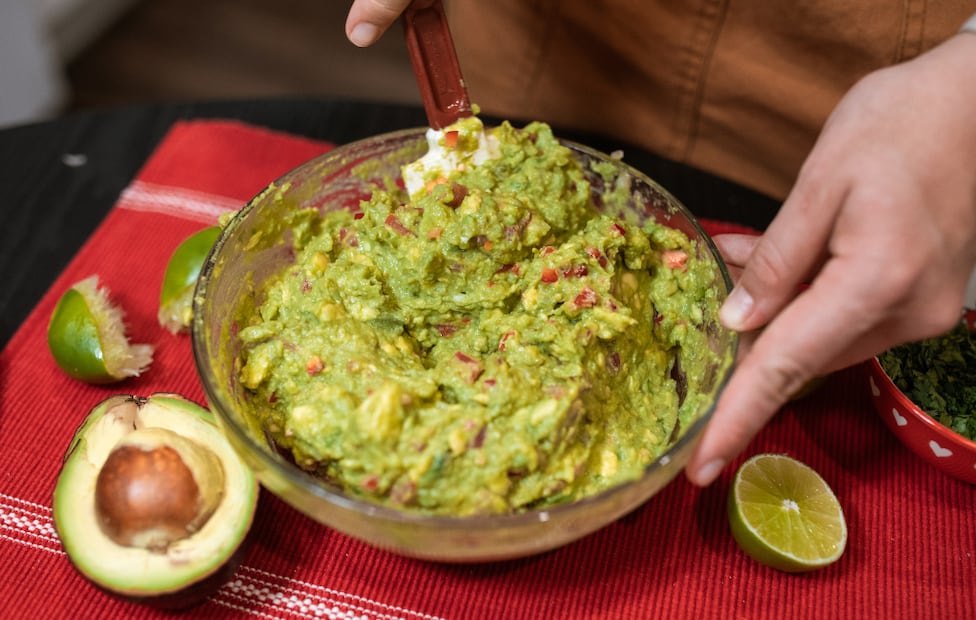 Bloquear el contacto directo del aire con la superficie es la clave técnica para evitar la oxidación del aguacate y conservar su tono verde. Foto: Canva.