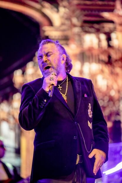 Mijares presenta look covid en concierto