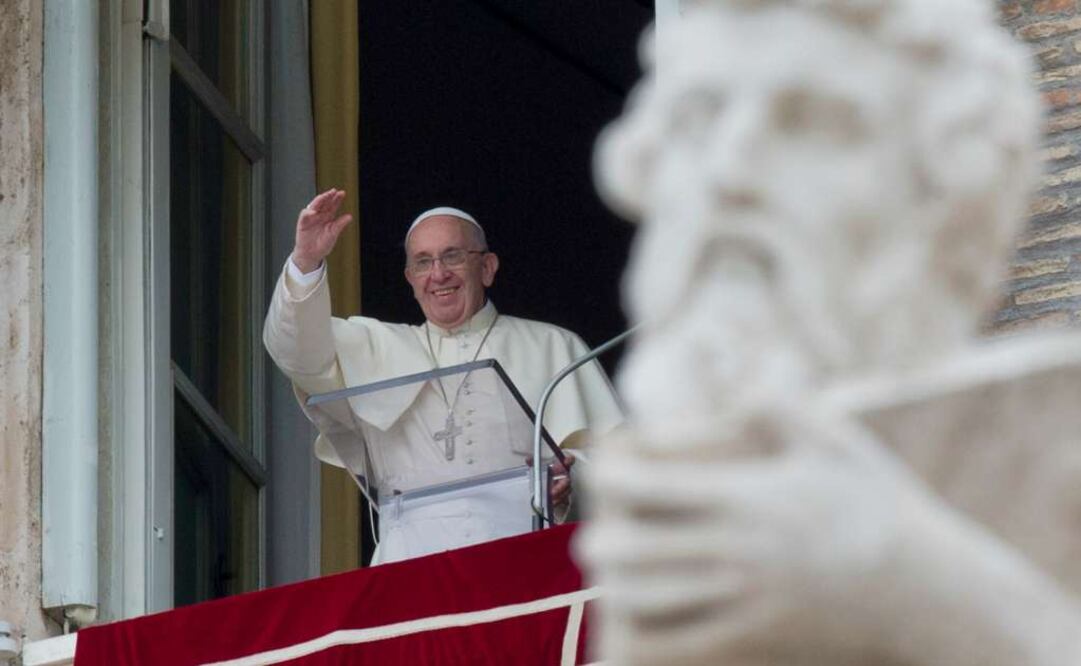 El Papa Francisco asomado a la ventana de su estudio personal en el Palacio Apostólico. Foto: AP
