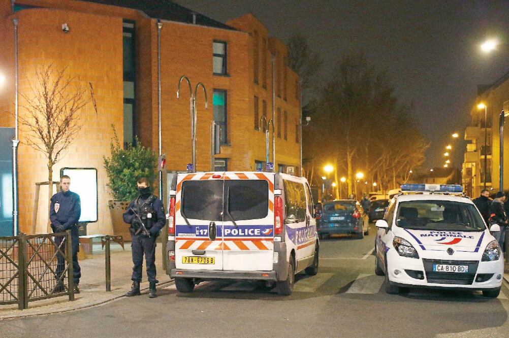 Policías bloquearon ayer una calle en Argenteuil, al noroeste de París, durante una operación antiterrorista (FRANCOIS MORI. AP)