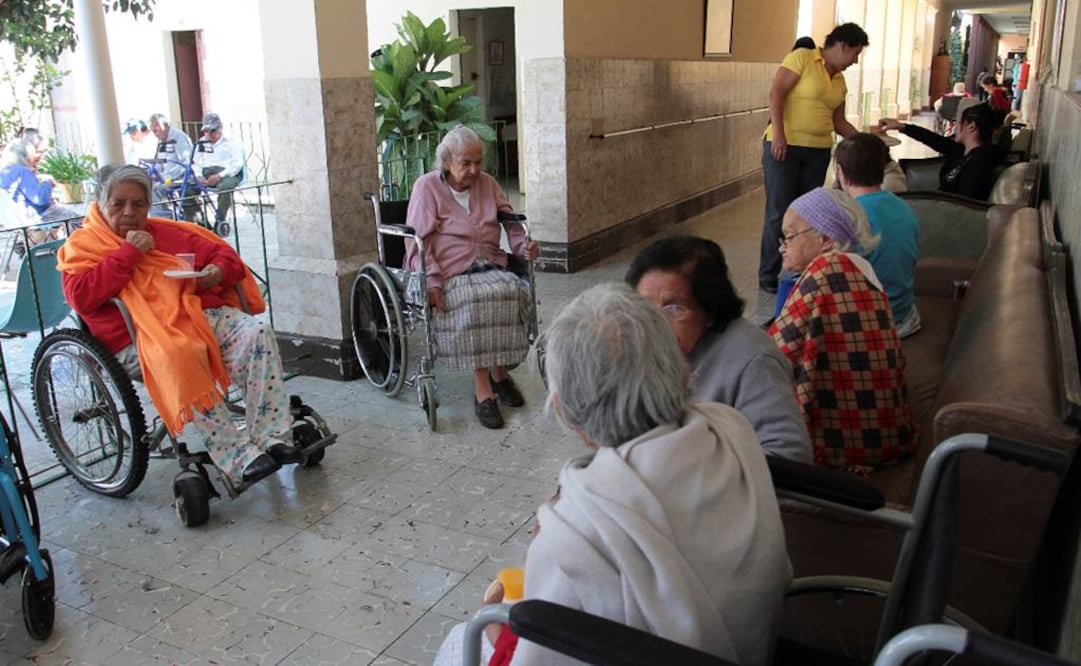 Mayoría de los familiares que cuidan a los adultos mayores son mujeres. Foto: Archivo