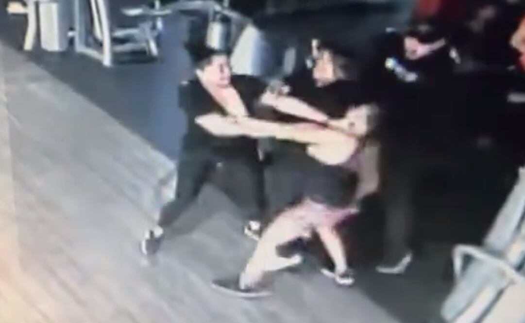 La pelea entre las dos mujeres en un gimnasio de Nuevo León se originó, luego que discutieran por el uso de uno de los aparatos/ Captura de pantalla