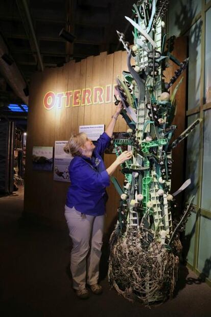 Artista crea esculturas con basura del mar