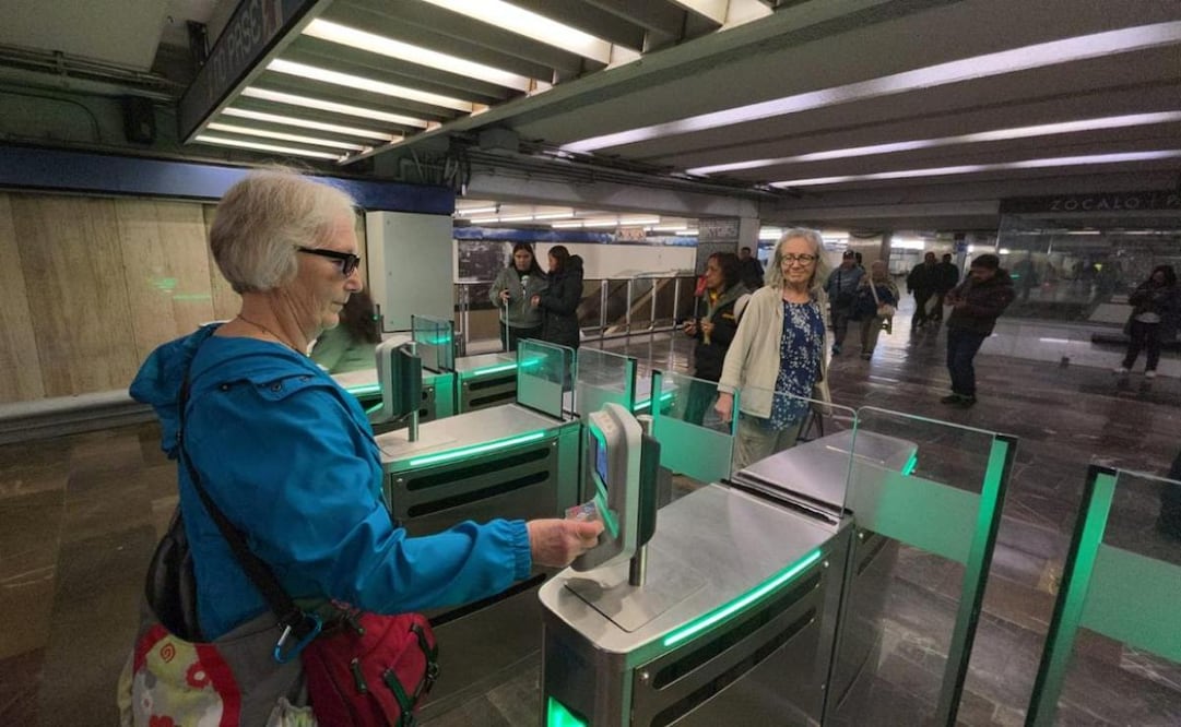 En la estación Zócalo-Tenochtitlán de la Línea 2 del Metro, entraron en funcionamiento nuevas puertas de entrada y salida en el acceso sur.
Foto: Especial.