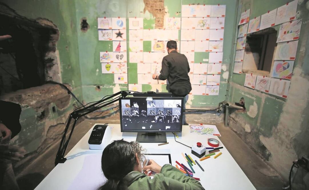 Crítico 2020, del artista Vicente Quesada, valora los dibujos de los visitantes. Foto: Valente Rosas. EL UNIVERSAL