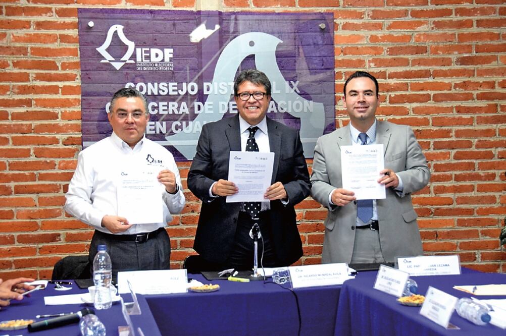 Los consejeros electorales Carlos Ángel González y Pablo César Lezama, con el delegado Ricardo Monreal, durante la firma del convenio para someter a consulta si este último permanece o no al frente de la demarcación de Cuauhtémoc (ESPECIAL)