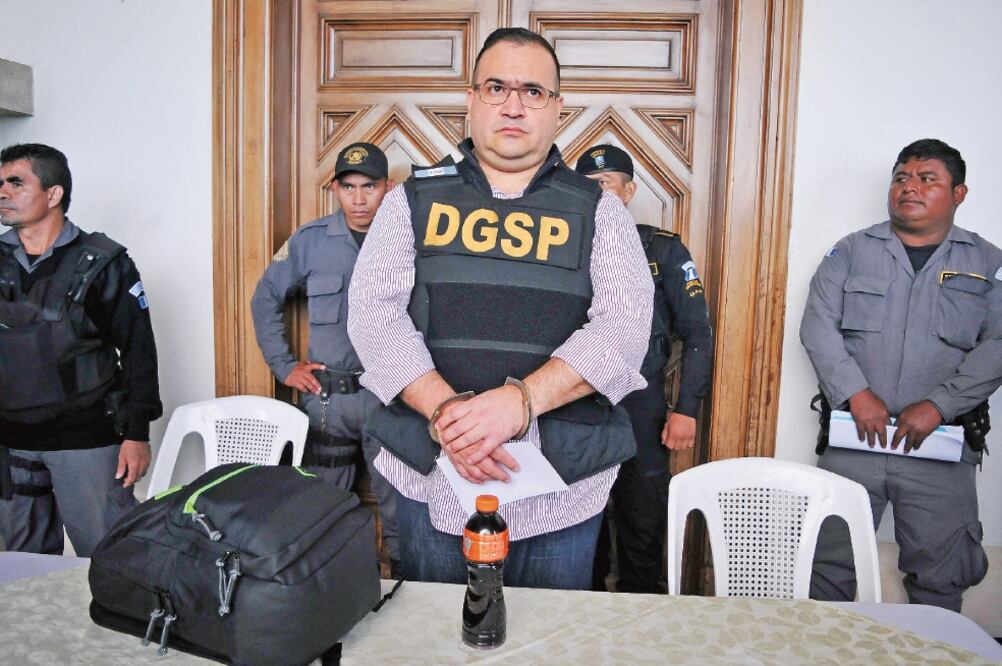 Se prevé que la PGR, a través de la SEIDO, fije el monto total de desvío que le imputará al ex mandatario de Veracruz, Javier Duarte (ARCHIVO EL UNIVERSAL)