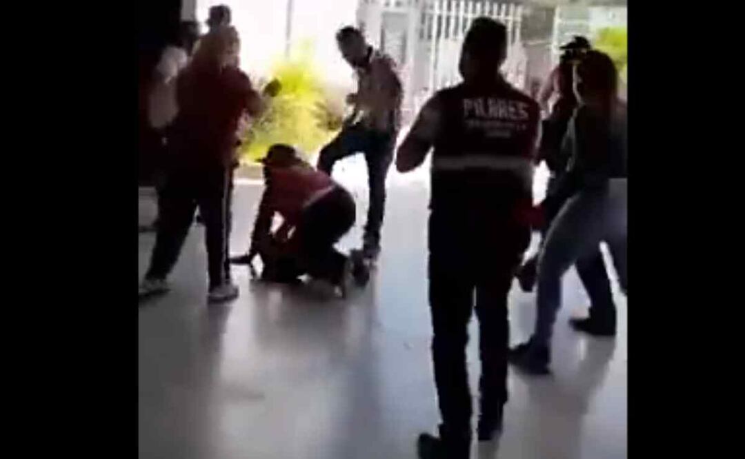 Grupo porril agrediendo a empleados de PILARES en Villa de Aragón. Foto: Especial