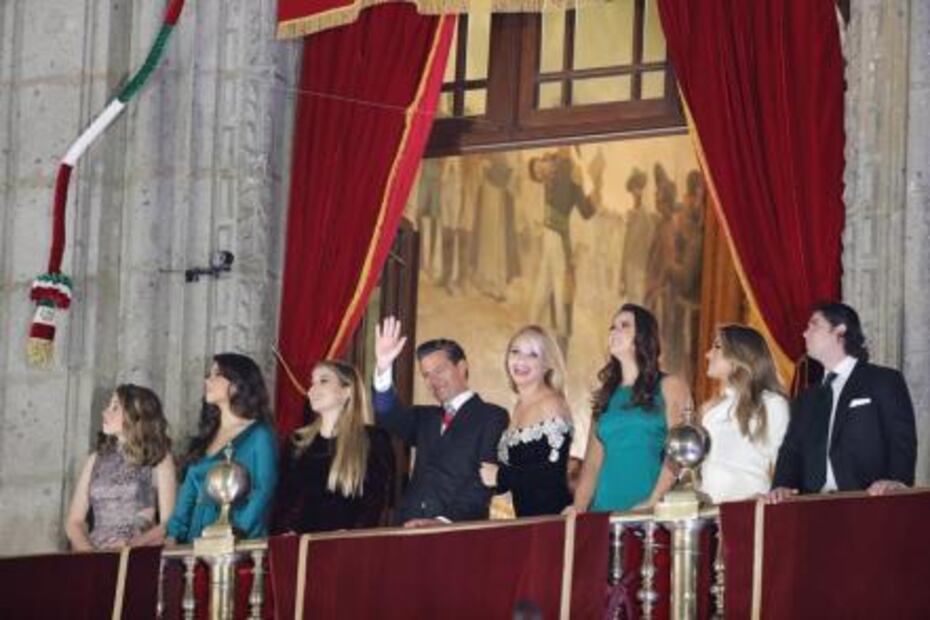 Con vestido, Angélica Rivera rinde homenaje a afectados de Oaxaca