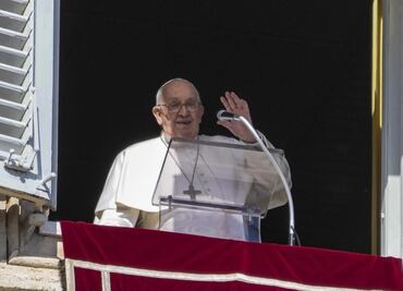 Papa aparece en la ventana sobre Plaza de San Pedro después de padecer gripe