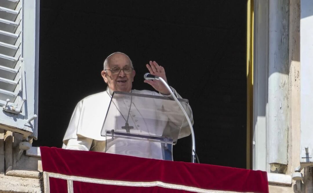 El papa Francisco en su ventana sobre la Plaza de San Pedro en el Vaticano, el 25 de febrero de 2024. Foto: AP