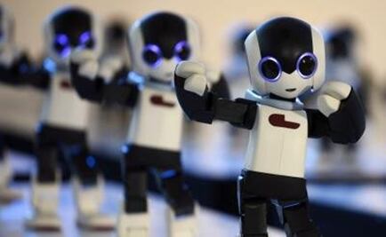 Exposición permite jugar gato con robots o interactuar con plantas