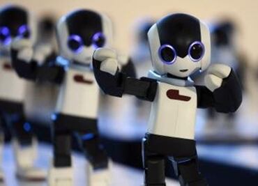 Exposición permite jugar gato con robots o interactuar con plantas