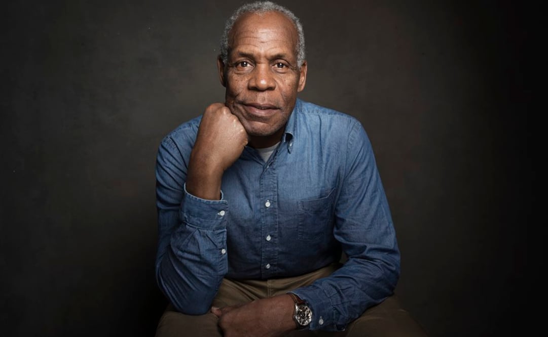 Danny Glover alcanzó fama internacional gracias a la saga "Arma Letal", donde interpretó al detective Roger Murtaugh, un policía de Los Ángeles que protagonizó junto a Mel Gibson una de las franquicias de acción más exitosas