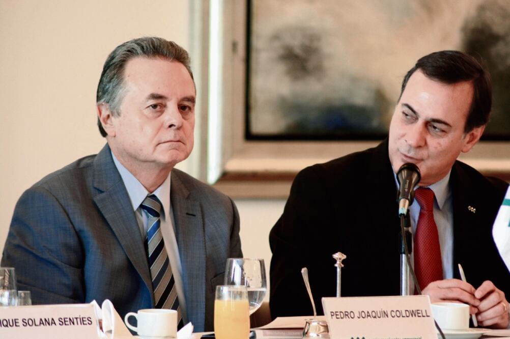 El secretario de Energía, Pedro Joaquín Coldwell (izq), durante la reunión que sostuvo con representantes empresariales y los directores de Pemex y CFE. CORTESÍA CCE