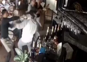 Mesero enfrenta a delincuente y frustra asalto en restaurante de Jalisco