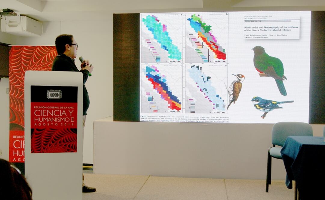Adolfo Navarro Sigüenza, académico reconocido en el Departamento de Biología Evolutiva de la Facultad de Ciencias de la UNAM, explicó el papel de la biogeografía. (FOTO: Cortesía Conacyt)