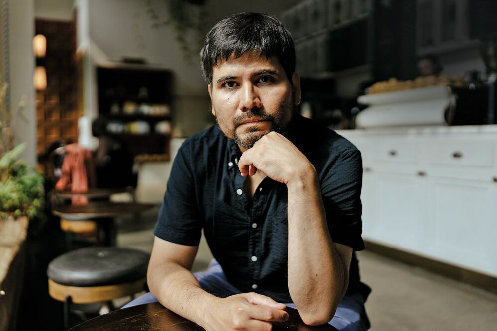 Juan Manuel Robles es autor del libro Polarizados 
(Seix Barral, 2023) y trabajó en la Universidad de Nueva York, ciudad donde reside./ Cortesía Corrie Aune