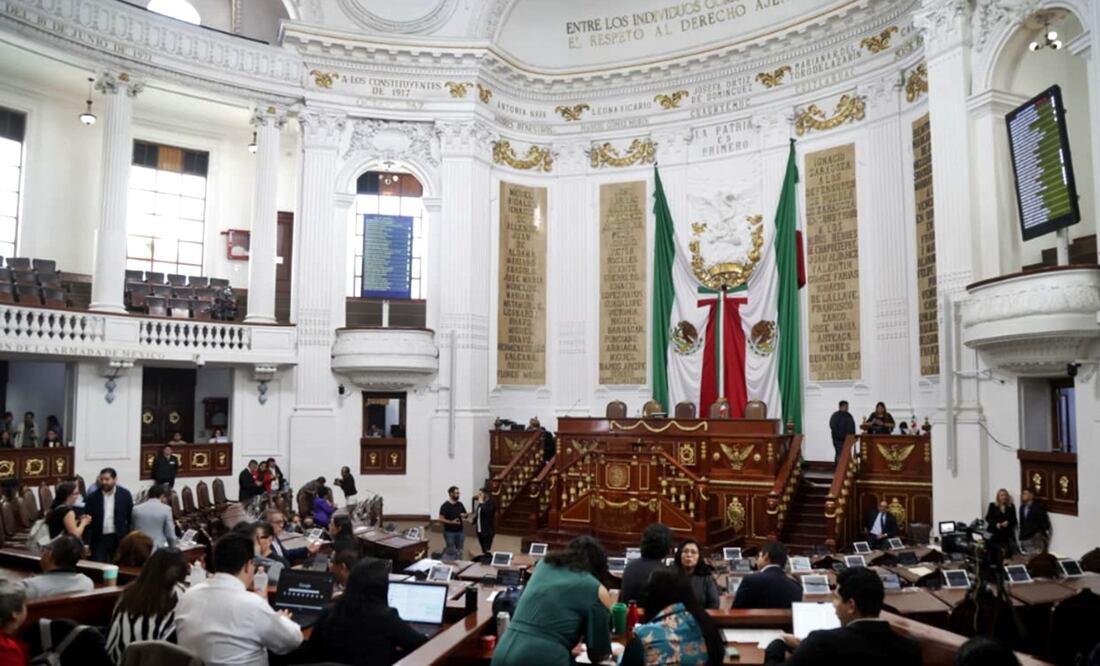 Legisladores de la Ciudad de México aprobaron sancionar hasta con 36 horas de arresto a los llamados “viene viene” o franeleros, el viernes 15 de agosto de 2025. Foto: Carlos Mejía/EL UNIVERSAL