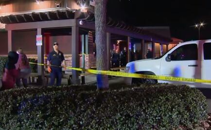 Hombre enmascarado balea a personas en restaurante de Texas