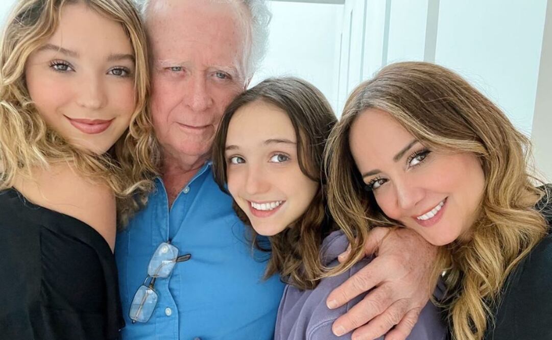 Andrea Legarreta con su padre y sus hijas.  Foto: Instagram.