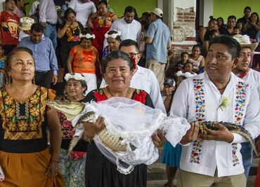 Alcalde mexicano se casa con caimán en ritual ancestral
