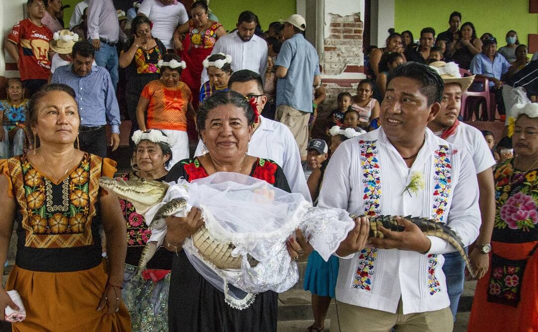 En el inicio de las festividades en Huamelula, se realiza la boda de la "niña princesa", una lagarta a la que visten de blanco para matrimonio con la autoridad municipal en un pacto para mejores cosechas, para la fertilidad de la tierra y los frutos del mar. Foto: EFE